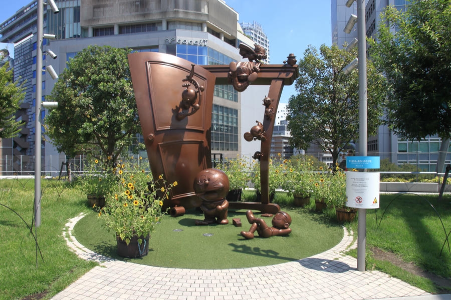 【宮下公園】「ドラえもん みらいのとびら」&「渋谷の方位磁針|ハチの宇宙」