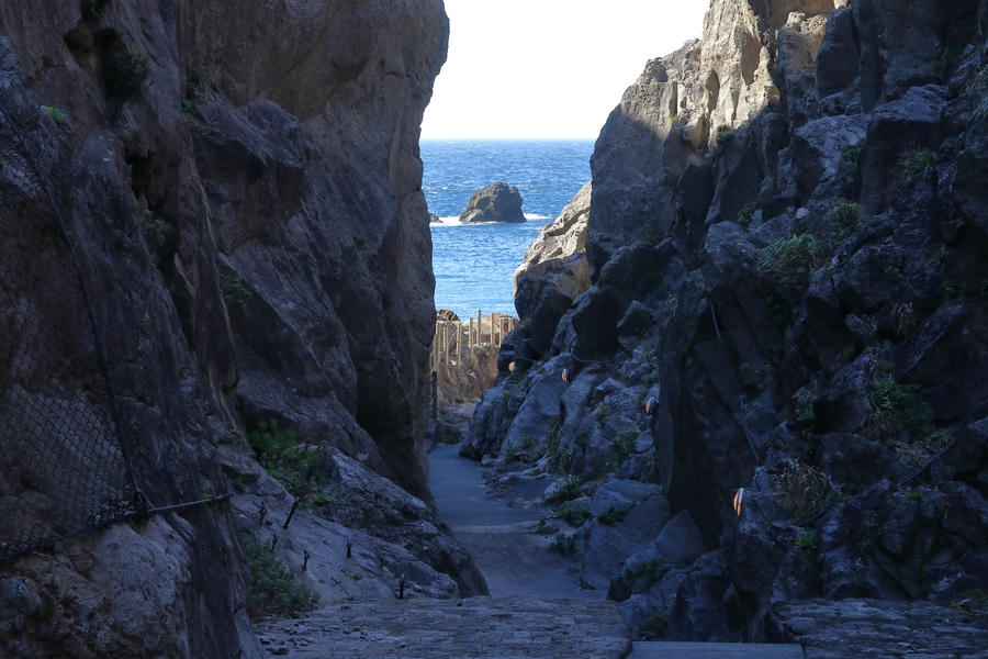 【式根島】地鉈温泉「内科の湯」で体の内側から疲れを癒す!海辺の秘湯体験<後編>
