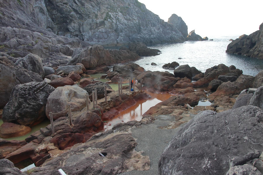【式根島】地鉈温泉「内科の湯」で体の内側から疲れを癒す!海辺の秘湯体験<後編>